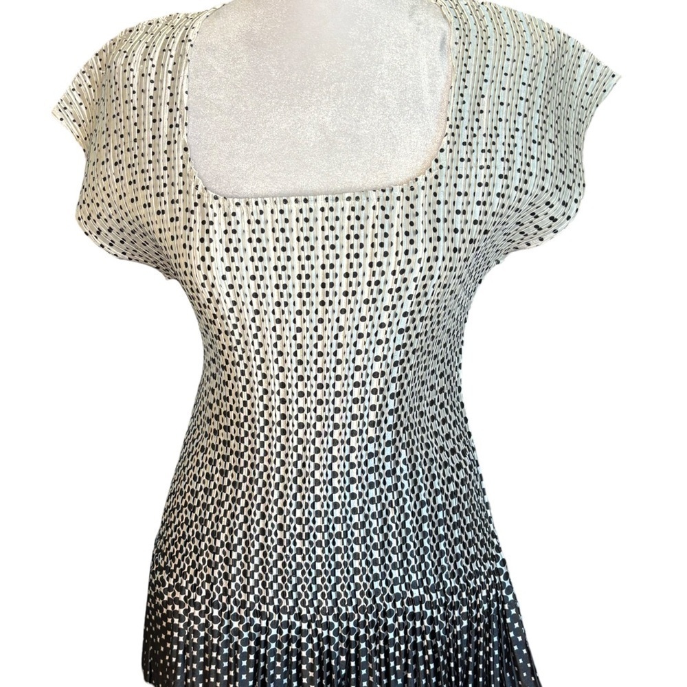 Milam Short Sleeved One Of A Kind Top. Colors Black And White Size L